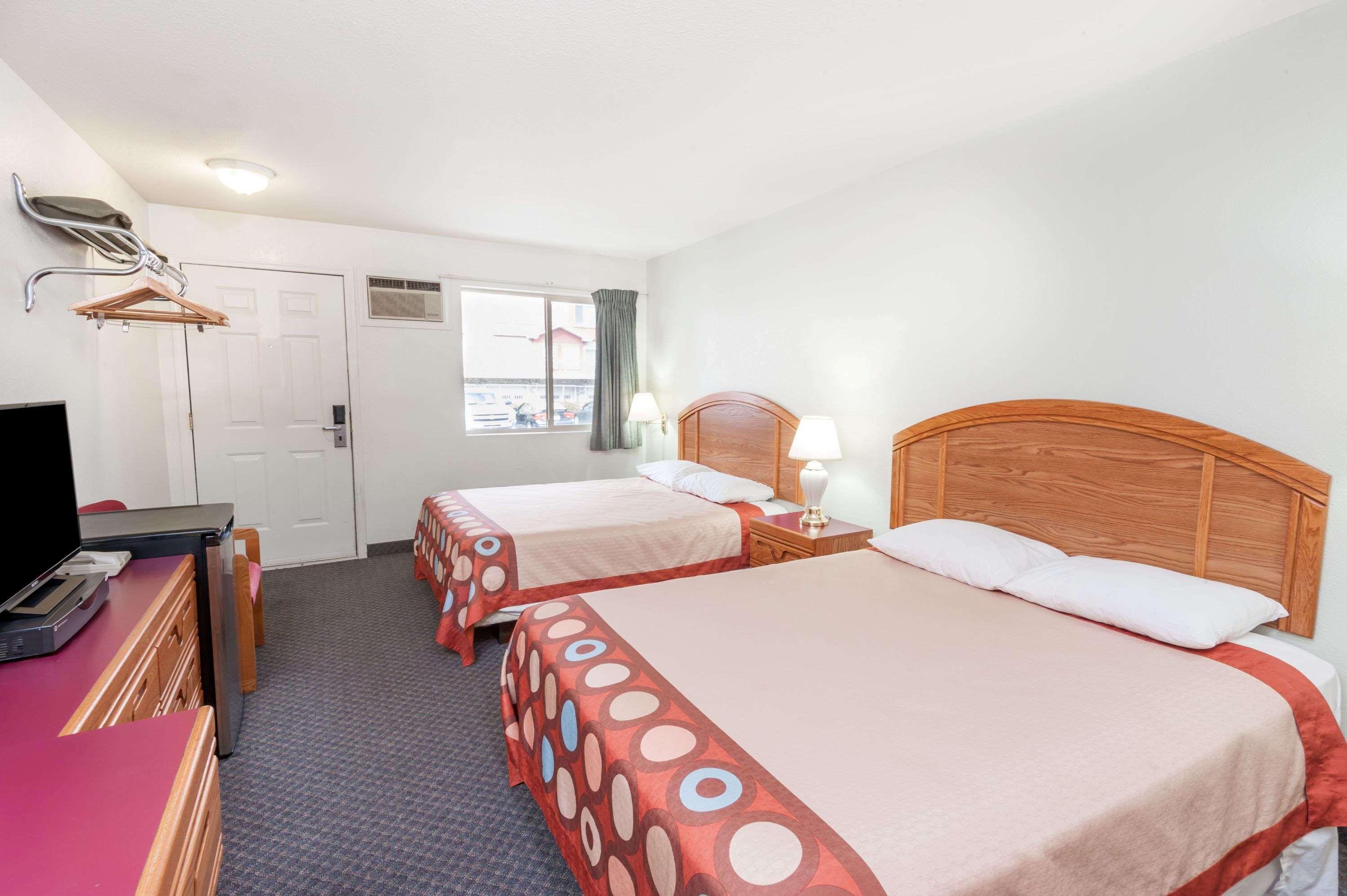 Hotel Super 8 By Wyndham Sicamous Exterior foto