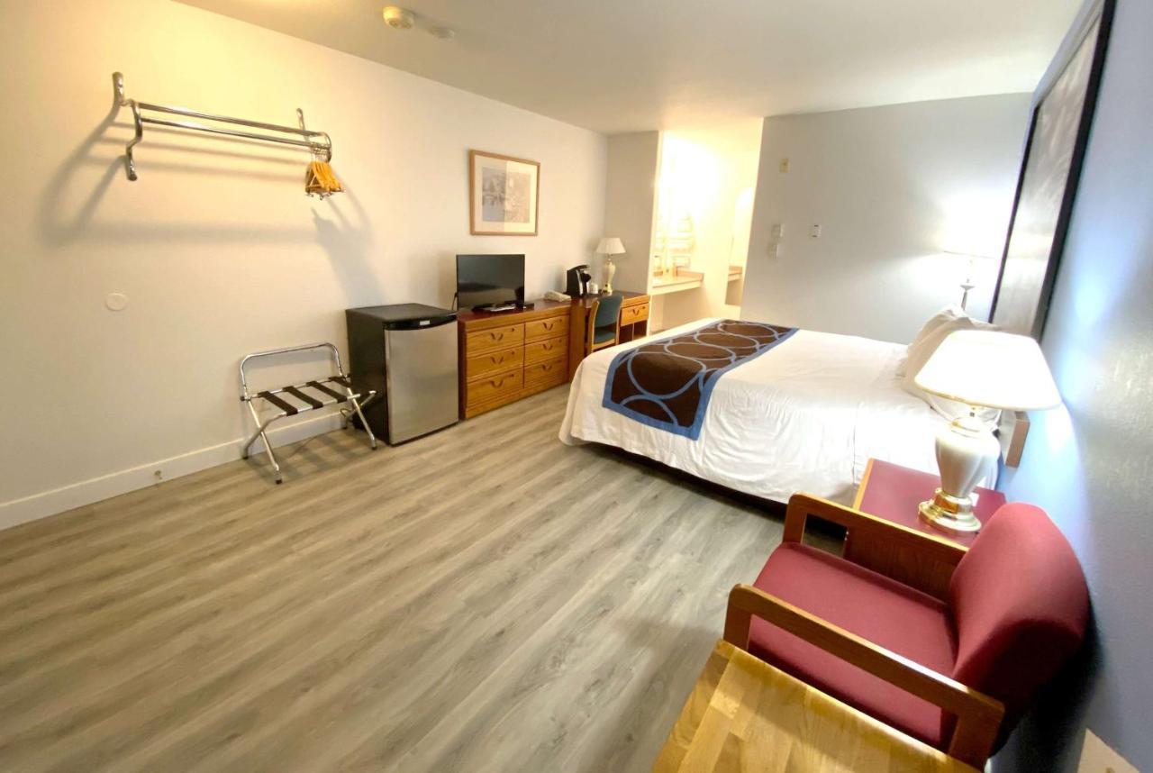 Hotel Super 8 By Wyndham Sicamous Exterior foto